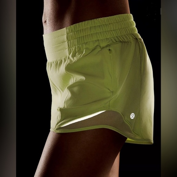 🆕 Lululemon🍋Hotty Hot High-Rise Lined Short 2.5” Colour Lemongrass Sz 10